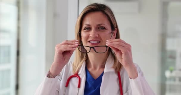 Привлекательная Женщина Счастливая Позитивная Улыбка Надевает Очки Лечение Заболеваний — стоковое видео