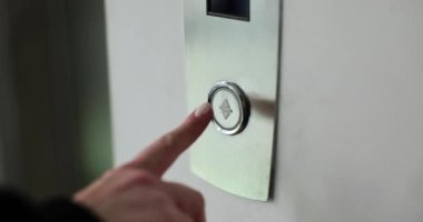 Asansör düğmesi ve iş kadını el düğmesine basar. Şirket için ofis asansörü.