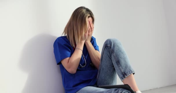 Krankenschwester Mit Stress Oder Depressionen Auf Dem Krankenhausboden Nach Dem — Stockvideo