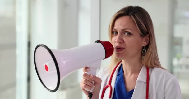 Vrouwelijke Dokter Roept Megafoon Informatie Aan Kondigen Banner Voor Medische — Stockvideo