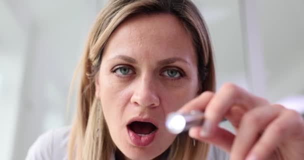 Doktor Hasta Görüş Alanında Dil Basacağı Feneri Tutarak Boğazı Inceliyor — Stok video