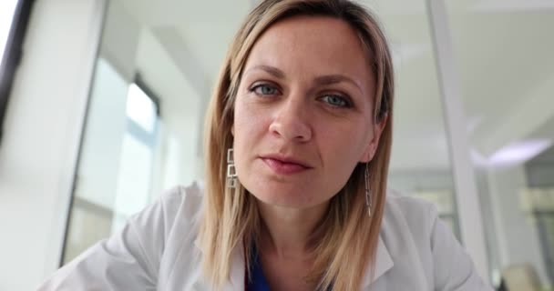 Terapeuta Anestesiologista Ressuscitador Inclina Para Câmera Olha Cuidadosamente Para Paciente — Vídeo de Stock
