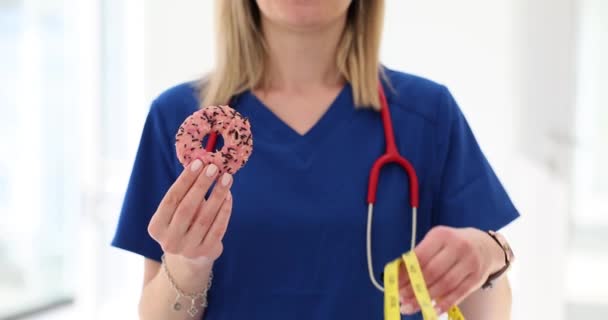 Diëtitische Arts Met Donuts Meetlint Kliniek Ongezond Eten Obesitas — Stockvideo