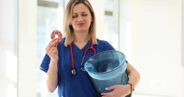 Dietista Lanzando Donut Dulce Bote Basura Pulgares Hacia Arriba Calorías — Vídeos de Stock
