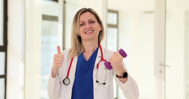 Młoda Lekarz Kobieta Dietetyk Dziedzinie Sportu Diety Trzyma Hantle Kciuki — Wideo stockowe