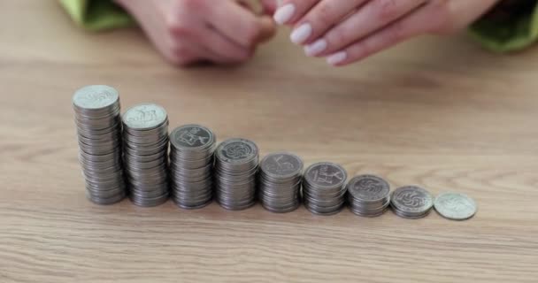 Geschäftsfrau Reicht Wachsenden Stapel Von Münzen Unternehmensfinanzierung Und Investitionskonzept — Stockvideo