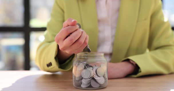 女性の指は コインをピギーバンクに入れる お金を節約し 未来について考える — ストック動画
