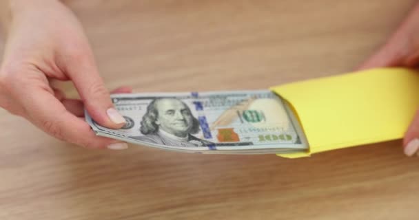 Close Van Vrouwelijke Handen Met Geld Contanten Dollars Stop Enveloppe — Stockvideo