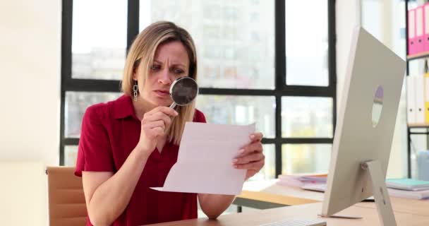 視力の悪い女性マネージャーは オフィスの職場でグラスを拡大する文書を読みます マイオピアは症状 治療を引き起こす — ストック動画