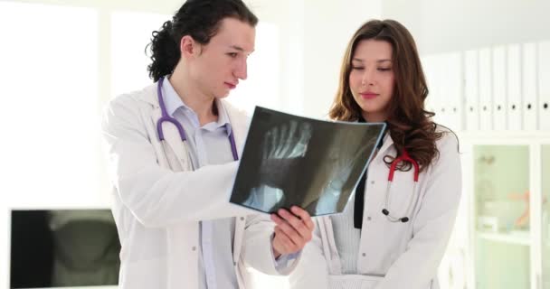 Los Doctores Hombre Mujer Miran Radiografía Pie Clínica Medicina Sanitaria — Vídeo de stock