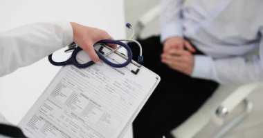 Adam mahrem yerlerinde el ele tutuşup rahatsızlık duyuyor ve doktora danışıyor. Cinsel yolla bulaşan testis kanseri ve mesane sorunları