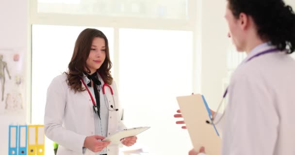 Transaction Médicale Entre Deux Médecins Poignée Main Entre Médecin Infirmière — Video
