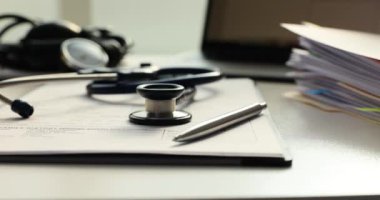 Klinikteki masada tıbbi tabletle stetoskop. Sağlık hizmetleri ve sigorta