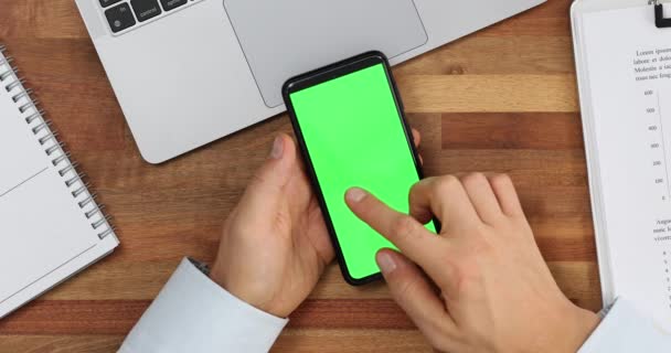 Muž Pohybuje Ukazováčkem Přes Zelenou Prázdnou Obrazovku Moderního Smartphonu Horním — Stock video