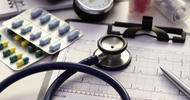 Kardiogram Rapporterar Stetoskop Och Medicinska Tabletter Kardiovaskulära Sjukdomar Och Behandling — Stockvideo