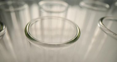 Beyaz masadaki ışık laboratuarında deney yapmak için cam test tüpleri. Uzman kimyagerler tarafından test için donanımlı klinik