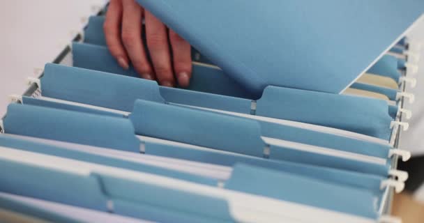 Pracownica Biura Wstawia Dokumenty Niebieskim Folderze Lokalu Firmy Box Praca — Wideo stockowe