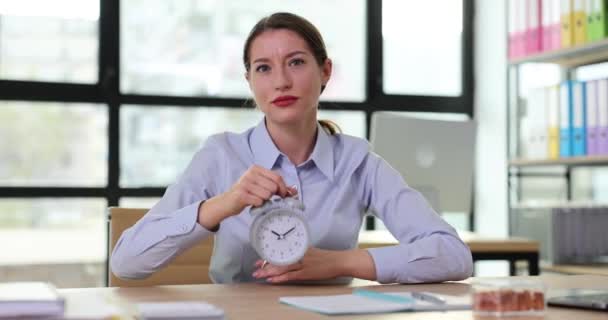Tatminsiz Kadın Patron Geç Saatlere Kadar Çalışan Bir Şirket Çalışanını — Stok video