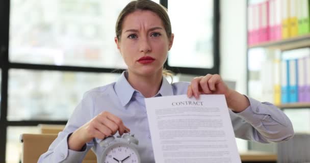 Las Trabajadoras Interesadas Señalan Documento Caducidad Del Contrato Despertador Plazo — Vídeo de stock