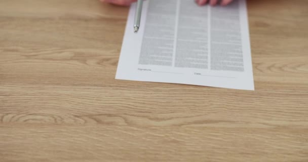 Travailleur Donne Stylo Papier Contrat Signer Pour Investisseur Créer Partenariat — Video