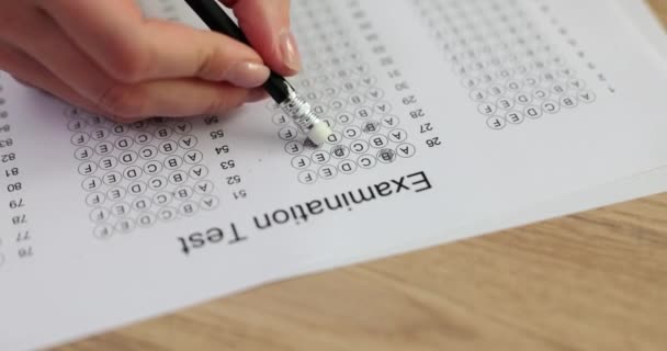 Mão Estudante Apaga Resposta Errada Formulário Exame Com Luz Borracha — Vídeo de Stock