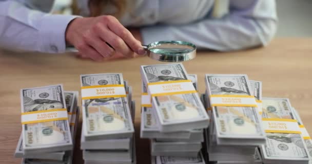 Kadın Bankacı Ofisindeki Ahşap Masadaki Büyüteçle Para Markasını Dikkatle Inceliyor — Stok video