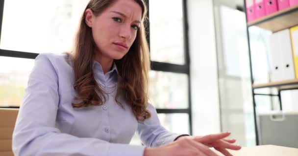 Bayan Ofis Çalışanı Bilgisayarda Çalışıyor Masadaki Kamerayı Fark Ediyor Meraklı — Stok video
