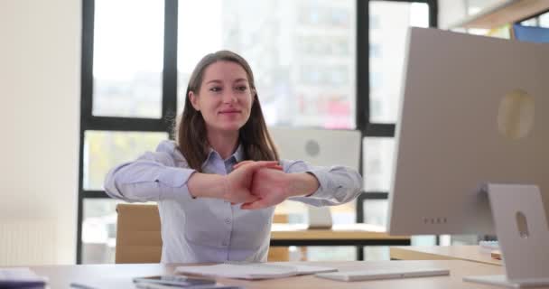 快乐的女员工在办公室里用电脑成功地完成任务后伸出手来 专业工作流程慢动作 — 图库视频影像