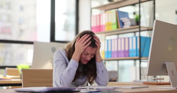 Pracovnice Kanceláře Pociťuje Nepříjemnou Bolest Hlavy Dotýkající Spánků Při Práci — Stock video