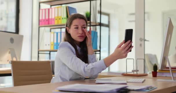 女性秘書は 企業オフィスのスマートフォンチェンジポーズでセルフィーを取ります 職場でのアイデンティティとテクノロジーのスローモーションで瞬間を捉える — ストック動画