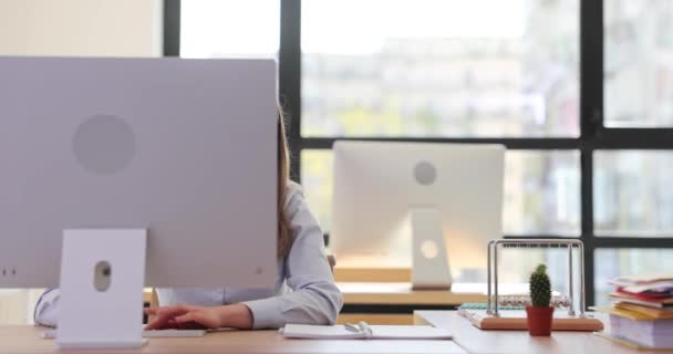 键盘上的女性打字数据从桌上的监视器向外看 执行指派任务的专业人员的工作过程缓慢 — 图库视频影像