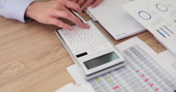 Lady Usa Calculadora Verificando Detalhes Financeiros Documentos Empresária Profissional Concentra — Vídeo de Stock