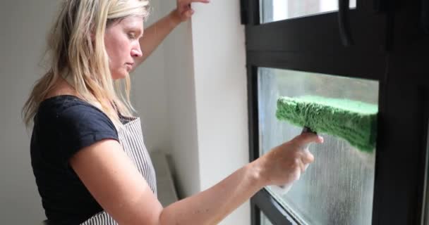 Giovane Donna Lava Finestre Pulire Superfici Vetro Gode Lavori Domestici — Video Stock