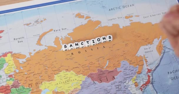 Mulher Bate Mapa Rússia Agressivamente Expressando Descontentamento Guerra Lady Aberturas — Vídeo de Stock