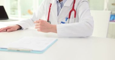 Bayan hekim hastayı hastanede karşılamak için elini uzatıyor. Beyaz önlüklü doktor, randevusunda açık iletişimi başlatan el sıkışmalı hastayı karşıladı.