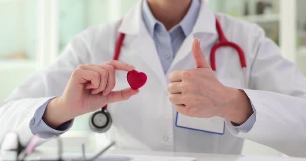 Aile Doktorunun Elinde Kalp Rahatsızlığının Önemini Vurgulayan Oyuncak Bir Kalp — Stok video