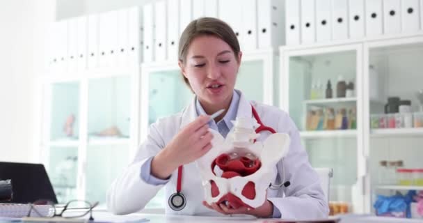 Médico Explica Anatomía Pélvica Durante Conferencia Médica Lady Médico Familia — Vídeo de stock