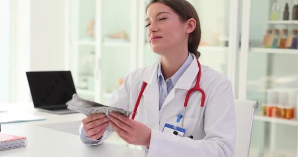 Ung Läkare Njuter Stunden Vinka Fan Dollarsedlar Lady Läkare Med — Stockvideo