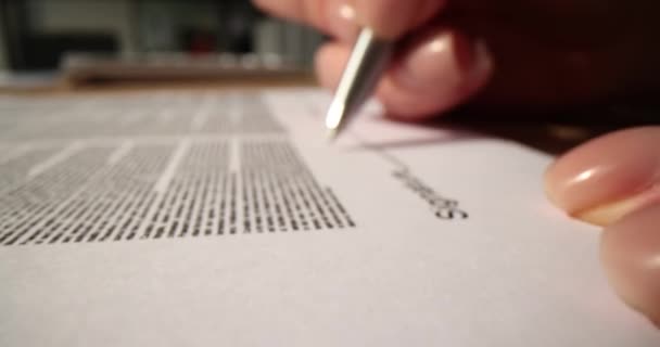 指はペン歌合意を保持する 印刷された契約の印および日付シート 女性起業家が署名した文書 — ストック動画