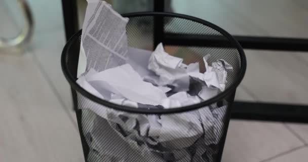 Smartfon Wpada Biurowego Kosza Śmieci Kosz Śmieci Pogniecionymi Papierami Uzupełniony — Wideo stockowe