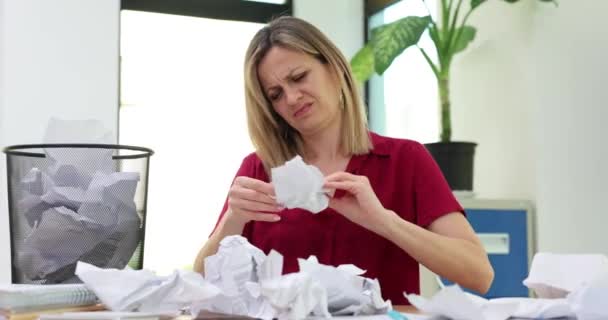 Mulher Irritada Tentando Encontrar Descartado Carta Importante Pilha Lixo Papel — Vídeo de Stock