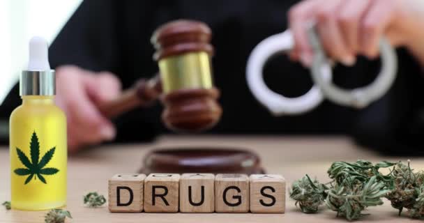 Träkuber Med Ord Droger Nära Liten Flaska Fylld Med Cannabis — Stockvideo