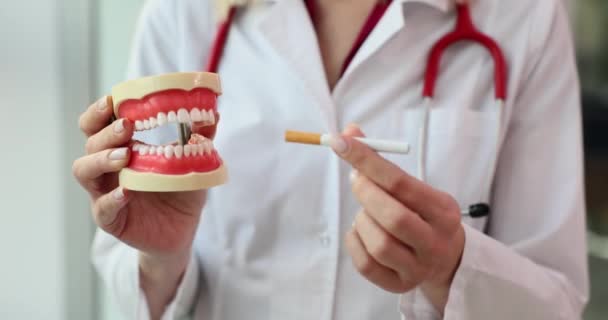 Läkaren Håller Cigarett Och Falsk Käke Varning Skadliga Effekter Rökning — Stockvideo