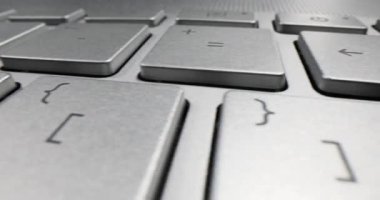 Modern dizüstü bilgisayarın klavyesinde gümüş anahtarlar. Kolayca okunabilen İngilizce harflerle dizüstü bilgisayarın anahtarlarını yakalar