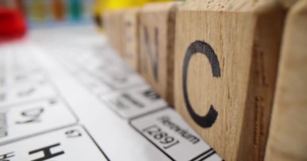 Миниатюрные Деревянные Кубики Образуют Слово Science Лабораторном Столе Периодическая Таблица — стоковое видео