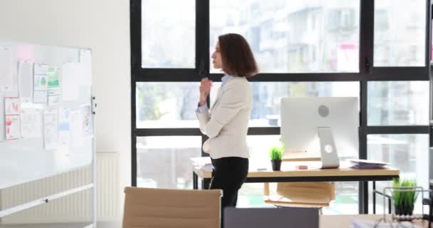 Endişeli Kadını Mevcut Durumu Düşünüyor Ofis Müdürü Soruna Potansiyel Çözümler — Stok video
