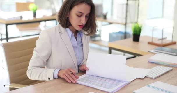 Kadını Büro Masasında Oturmuş Belgeleri Inceliyor Konsantre Kadın Ofis Çalışanı — Stok video