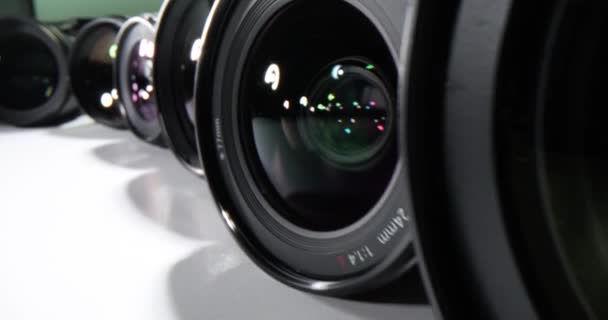 비디오는 광학을 보여주는 카메라 렌즈의 배열을 표시합니다 테이블 매크로에 깔끔하게 — 비디오