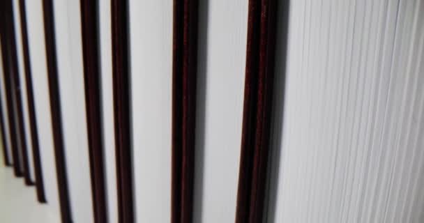 带丝绒织物条纹的木制墙壁 在公寓房间里 住宅建筑内部和装饰要素 以改善翻新的外观 — 图库视频影像