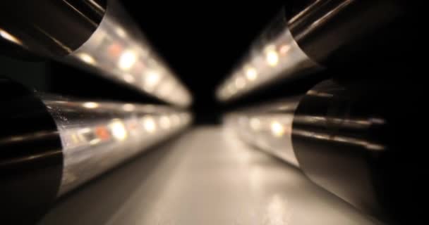 Довгі Світлодіодні Лампи Теплим Освітленням Вигляді Тунелю Темному Приміщенні Сучасне — стокове відео